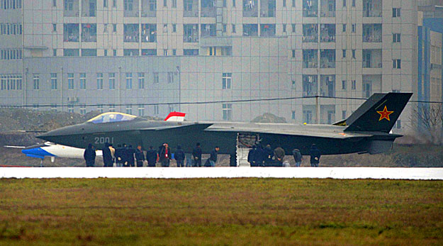 Chengdu J-20 a kifutópályán
