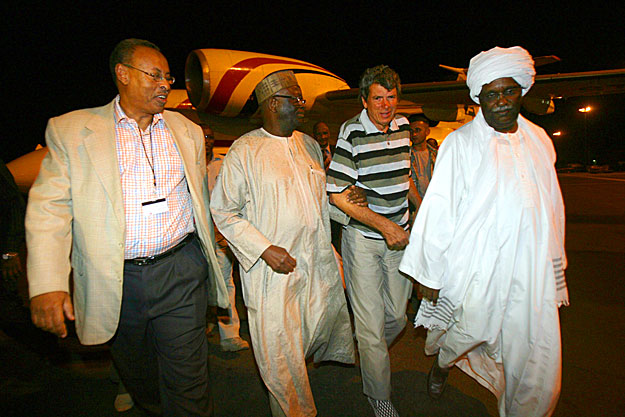Papp István (jobbról a második) Ibrahim Gambarival, az ENSZ dárfúri missziójának nigériai vezetője (balról a második) a kartúmi repülőtéren 2011. január 5-én