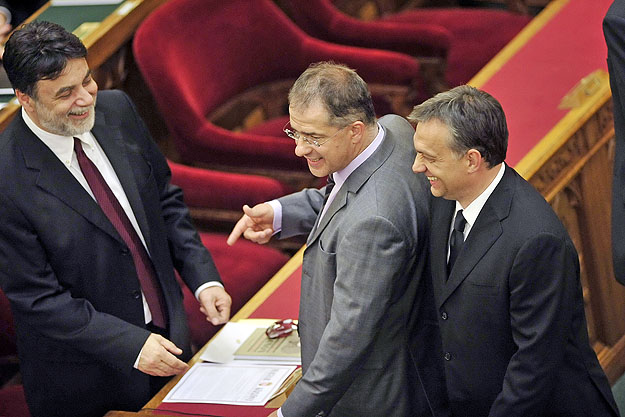 Fellegi Tamás fejlesztési miniszter, Kósa Lajos pártalelnök és Orbán Viktor kormányfő június 4-én a parlamentben