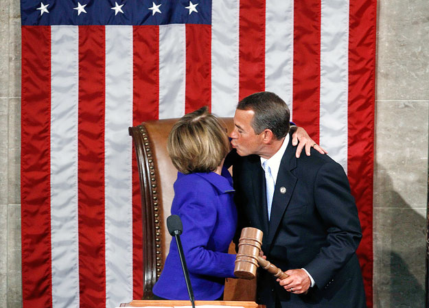 A távozó Nancy Pelosi csókkal búcsúzik utódjától, az amerikai képviselőház elnökévé választott John Boehnertől