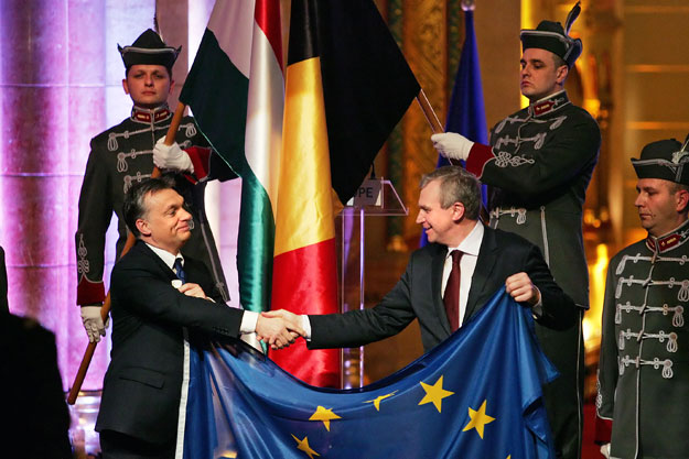 Magyar kézben az uniós zászló