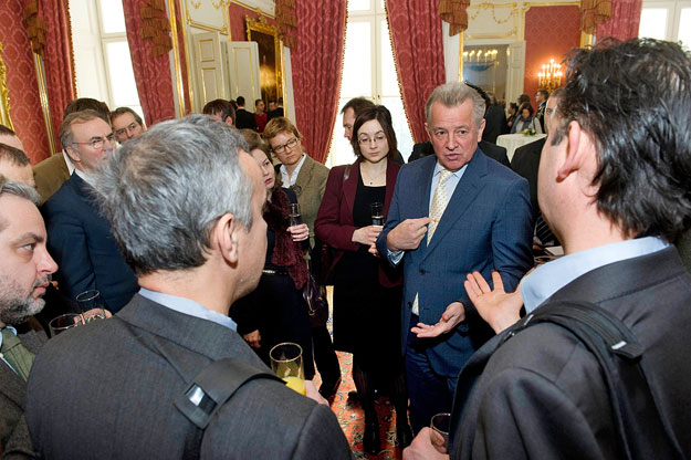 Schmitt Pál köztársasági elnök (j2) európai uniós ügyekkel foglalkozó külföldi újságírókkal beszélget a Sándor-palotában