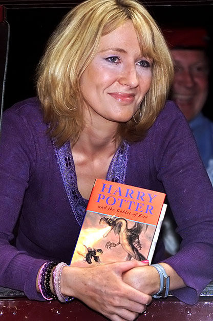 J. K. Rowling Harry Potter és a Tűz Serlege című kötetével a bemutatón
