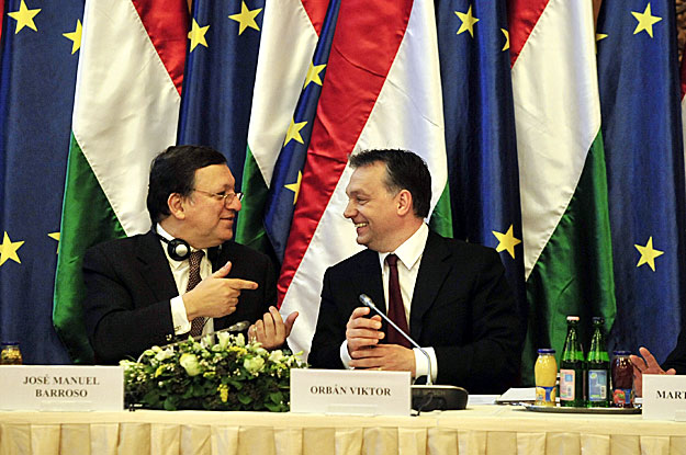Budapest, 2011. január 7.
Orbán Viktor magyar miniszterelnök beszél a José Manuel Barrosóval, az Európai Bizottság elnökével (b) a tárgyalásuk után tartott sajtótájékoztatón a Parlament Delegációs termében.