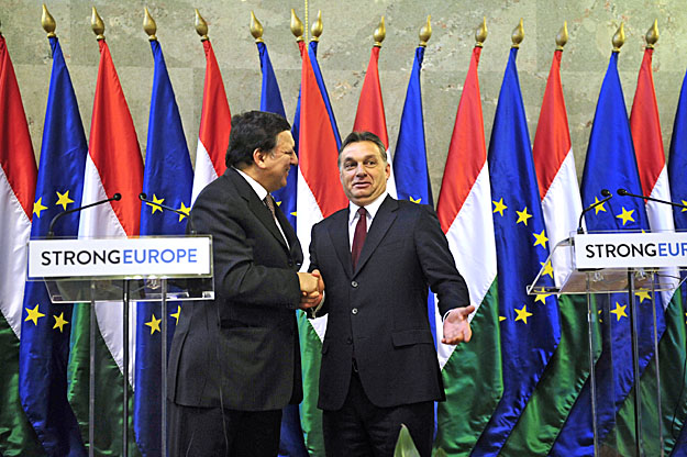 Barroso–Orbán-kézfogás a Parlamentben. Mosoly a felszínen, aggodalmak a háttérben