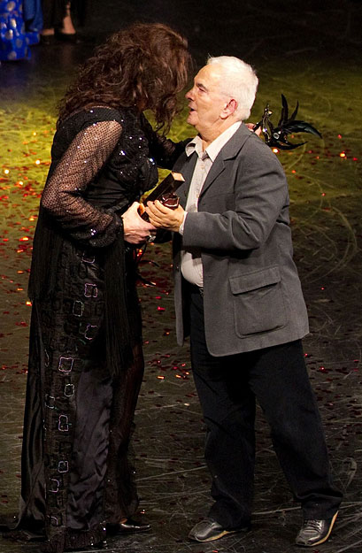 Carlos Castro a Transzvesztiták estélyén díjat ad át egy győztesnek a lisszaboni Sao Luiz színházban