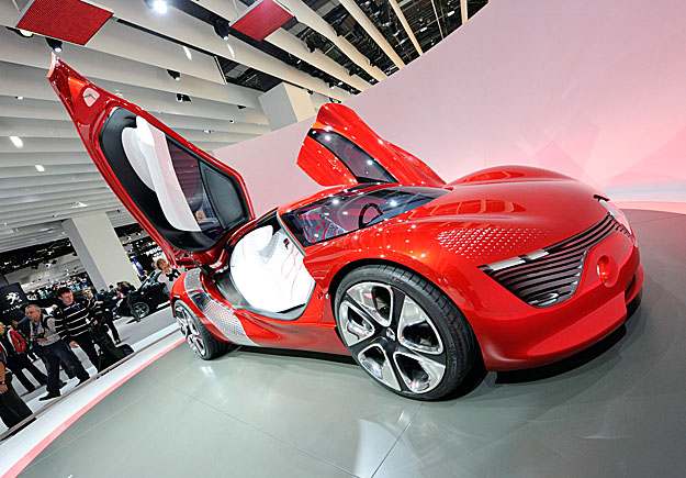 A fejlesztés drága és időigényes. A Renault DeZir elektromos tanulmányautója a tavaly őszi Párizsi Autószalonon