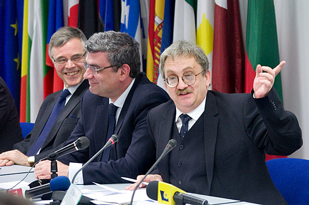 Füzes Oszkár bukaresti nagykövet (jobbra) az Európai Bizottság bukaresti székházában. Mellette Theodor Baconschi román külügyminiszter