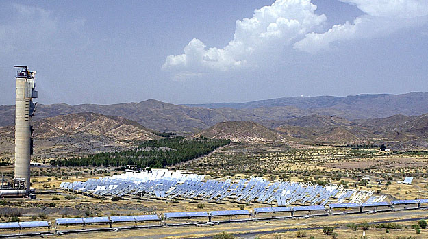 A Taberna sivatag szélén épült spanyol naperőmű a 83 méteres toronnyal