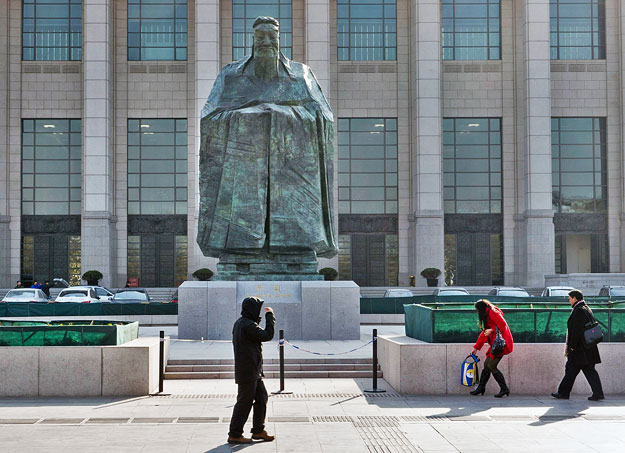 Peking, 2011. január 13.
Konfuciusz újonnan leleplezett, 7,9 méter magas bronzszobra áll a Kínai Nemzeti Múzeum északi kapujánál, a pekingi Tienanmen tér mellett 2011. január 12-én. A szobrot Vu Vej-san (Wu Weishan) alkotta. (MTI/EPA/Adrian Bradshaw