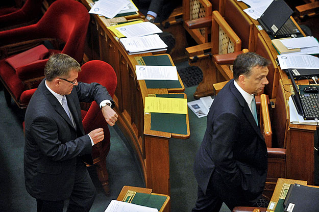 Matolcsy György és Orbán Viktor a parlamentben – sürget az idő