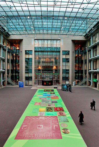 A magyar EU-elnökség idején dekorációul szolgáló mintegy 202 négyzetméteres kultúrtörténeti szőnyeg az Európai Tanács brüsszeli székházában. A hagyomány szerint az EU soros elnöki tisztét ellátó ország díszíti fel a tanács Justus Lipsius reneszánsz g