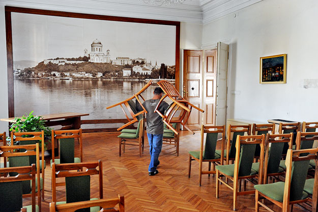 Képviselő-testületi ülés után Esztergomban – a székeket is elviszik