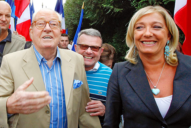 Jean-Marie Le Pen és lánya, Marine az FN egyik  2010-es nyári rendezvényén. Rég nem látott népszerűség