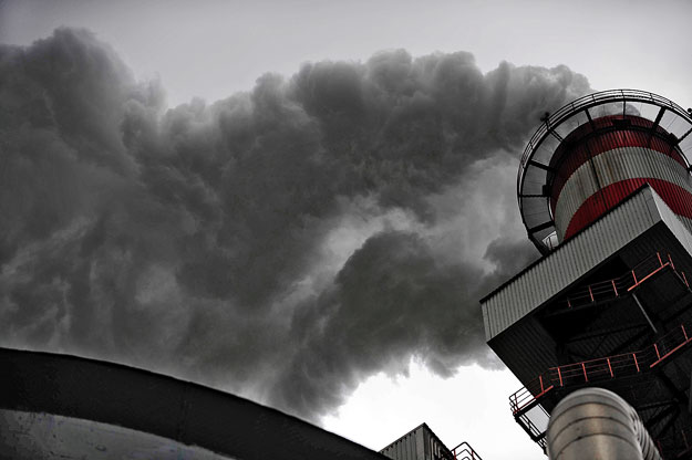 Gomolygó füst a Vértesi Erőmű felett – Sötét fellegek gyűlnek a cég fölött