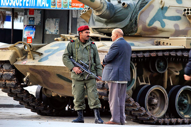 Tunisz belvárosában katona és civil beszélget