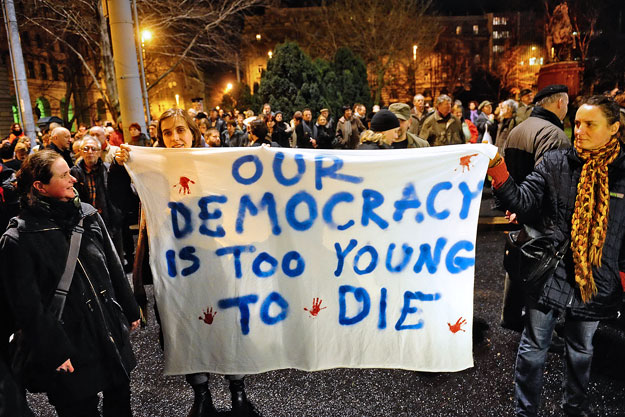 Fiatalok a „fiatal demokráciáért” – képünk a múlt hét pénteki tüntetésen készült