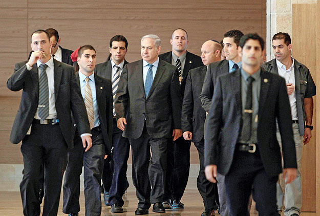 Israel's Prime Minister Benjamin Netanyahu (C) arrives for a Likud party meeting at parliament in Jerusalem January 17, 2011. Netanyahu said on Monday that Defence Minister Ehud Barak's split from the Labour Party has strengthened Israel's governing 