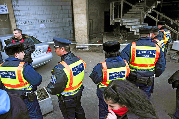 A West Balkánhoz vezető lépcsőt őrzik a rendőrök két nappal a tragédia után