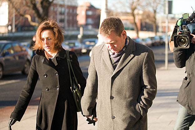 A magyar hatóságok által három év letöltendő börtönbüntetésre ítélt Francis Ciarán Tobin, felesége társaságában távozik egy dublini bíróságról
