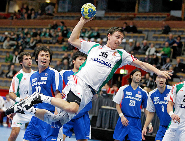 Hungary's Mate Lekai (C) attempts to score against Japan during their group B match at the Men's Handball World Championship in Linkoping January 18, 2011.     REUTERS/Bob Strong (SWEDEN  - Tags: SPORT HANDBALL)