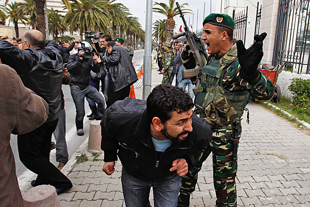 Folytatódnak a tüntetések Tunéziában. A bukott elnök családtagjait őrizetbe vették 