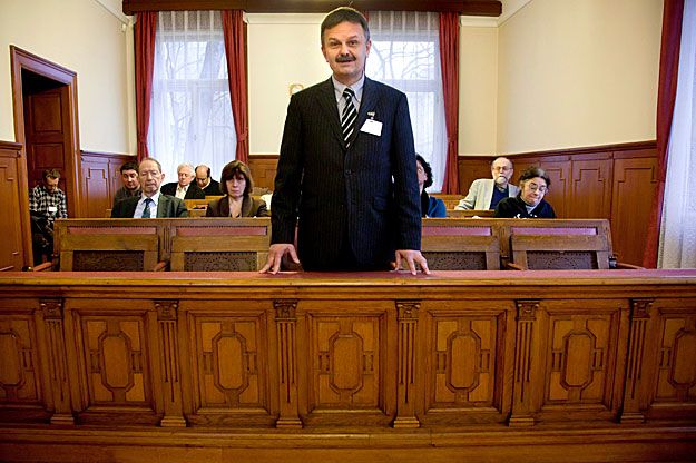 Debreczeni József beszél a Fővárosi Ítélőtábla tárgyalótermében