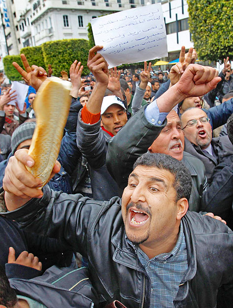 Tuniszban demonstráltak tegnap a szakszervezetek felhívására