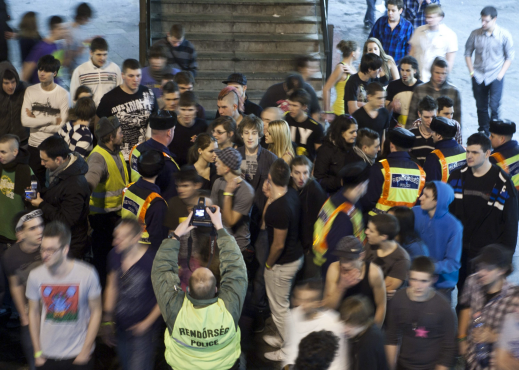 Rendőrök és fiatalok a Nyugati téri aluljáróban a tragédia után