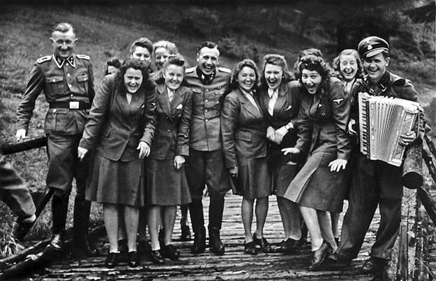 Náci tisztek és női segédtisztek egy Auschwitz környékén lévő üdülőben