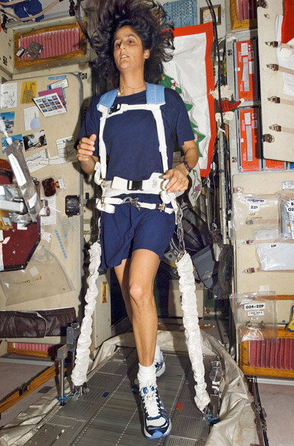 Sunita Williams űrhajós a futópadon. Megfelelő életmóddal elérhető, hogy az űrrepülés ne okozzon megoldhatatlan problémát