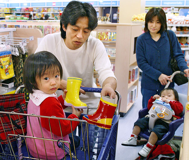 Japán család egy tokiói babaszaküzletben. Nagyon alacsony a születési ráta