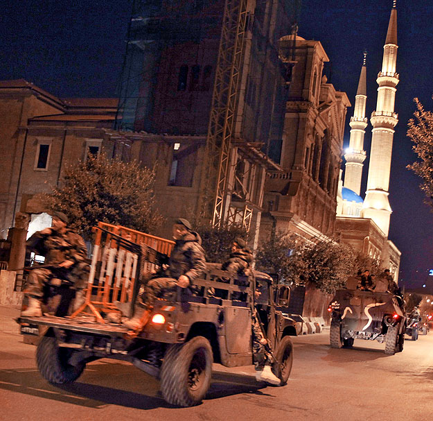 Katonák ellenőrzik a bejrúti utcákat