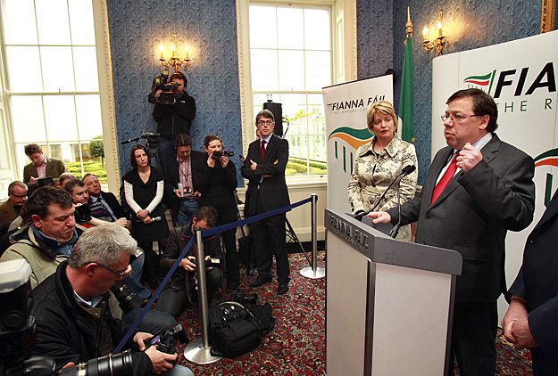 Brian Cowen  ír miniszterelnök dublini sajtóértekezletén bejelenti, hogy lemond a Fianna Fáil párt vezetéséről