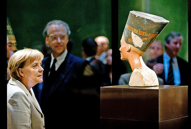 Angela Merkel Nofertiti mellszobrát nézi a Neues Museumban 