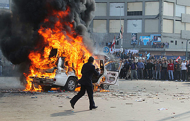 Tripoliban a tüntetők felgyújtották az al-Dzsazíra hírtelevízió műholdkocsiját is