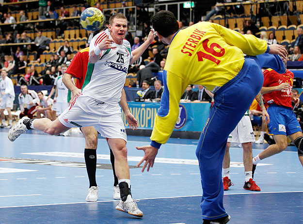 Hungary's Szabolcs Zubai (L) attempts to score against Spain's goalkeeper Arpad Sterbik (L) and Viran De Argila during their main round match at the Men's Handball World Championship in Jonkoping January 25, 2011.      REUTERS/Umit Bektas (SWEDEN  - 