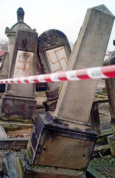 Meggyalázott sírok a strasbourgi zsidó temetőben 2010 januárjában– az auschwitzi koncentrációs tábor felszabadulásának 65. évfordulóján