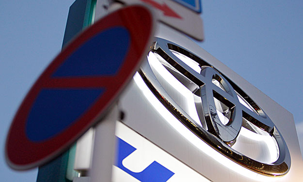 Esetleg üzemanyag-szivárgást okozó különböző hibák miatt összesen 1,7 millió járművet hív vissza a Toyota