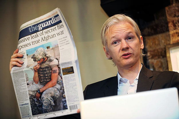 2010. július 26-án készült kép a WikiLeaks  alapítójáról a brit Guardiannel. Dühroham és még hatvan lap