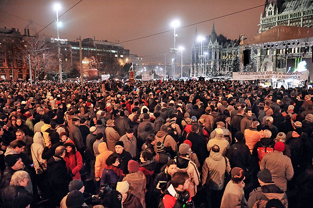 A tiltakozók a Parlament előtt