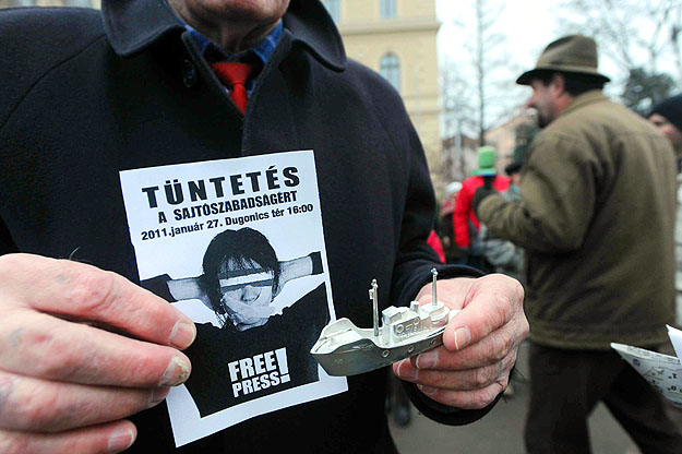 Szegedi tüntető a sajtószabadságért. A rendezvényt a „Tegyük hajóra a médiatörvényt” címmel hirdették meg
