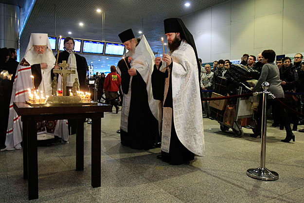 Metropolitan Juvenaly of Krutitsy and Kolomna (L) conducts a religious service in memory of those killed in Monday's bomb explosion at Moscow's Domodedovo airport January 26, 2011. Prime Minister Vladimir Putin vowed revenge on Tuesday for the suicid