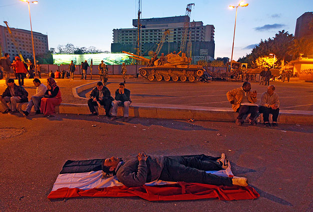 Alvó tüntető a Tahrir téren. Várakozó álláspont