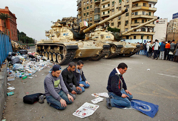 Imádkoznak a kairói Tahrír téren