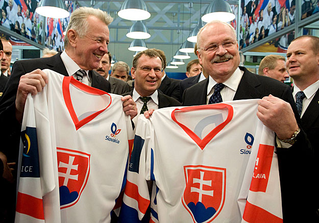 Schmitt Pál és Ivan Gasparovic szlovák köztársasági elnök a szlovák jégkorong-válogatott egy-egy mezét tartja a kezében