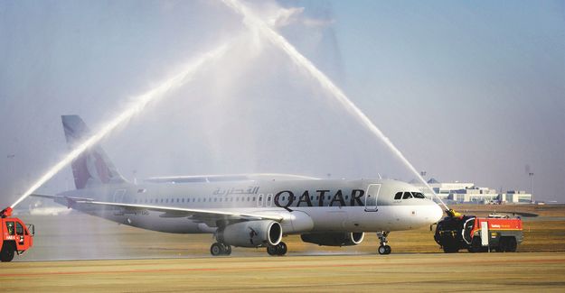 Ünnepélyes fogadtatás  az első Qatar-járat érkezése alkalmából
