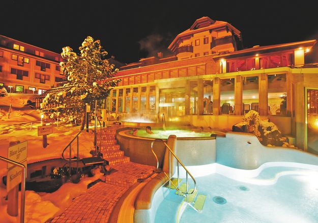 A  szálloda saját medencéiben különböző hőmérsékletű vízben lehet fürdeni – még télidőben is