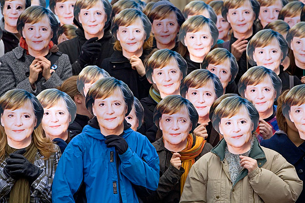 Tüntetők Angela Merkel-maszkkal: csak a politikában jött el a nők ideje?