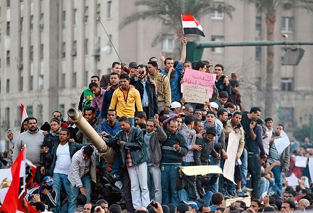 Kairó, 2011. január 29.
Tiltakozók egy harckocis tetején állnak Kairóban 2011. január 29-én, amikor ötödik napja tartanak a 30 éve hatalmon lévő Hoszni Mubarak egyiptomi elnök távozását követelő tüntetések Egyiptomban. A tüntetések az után is folyta